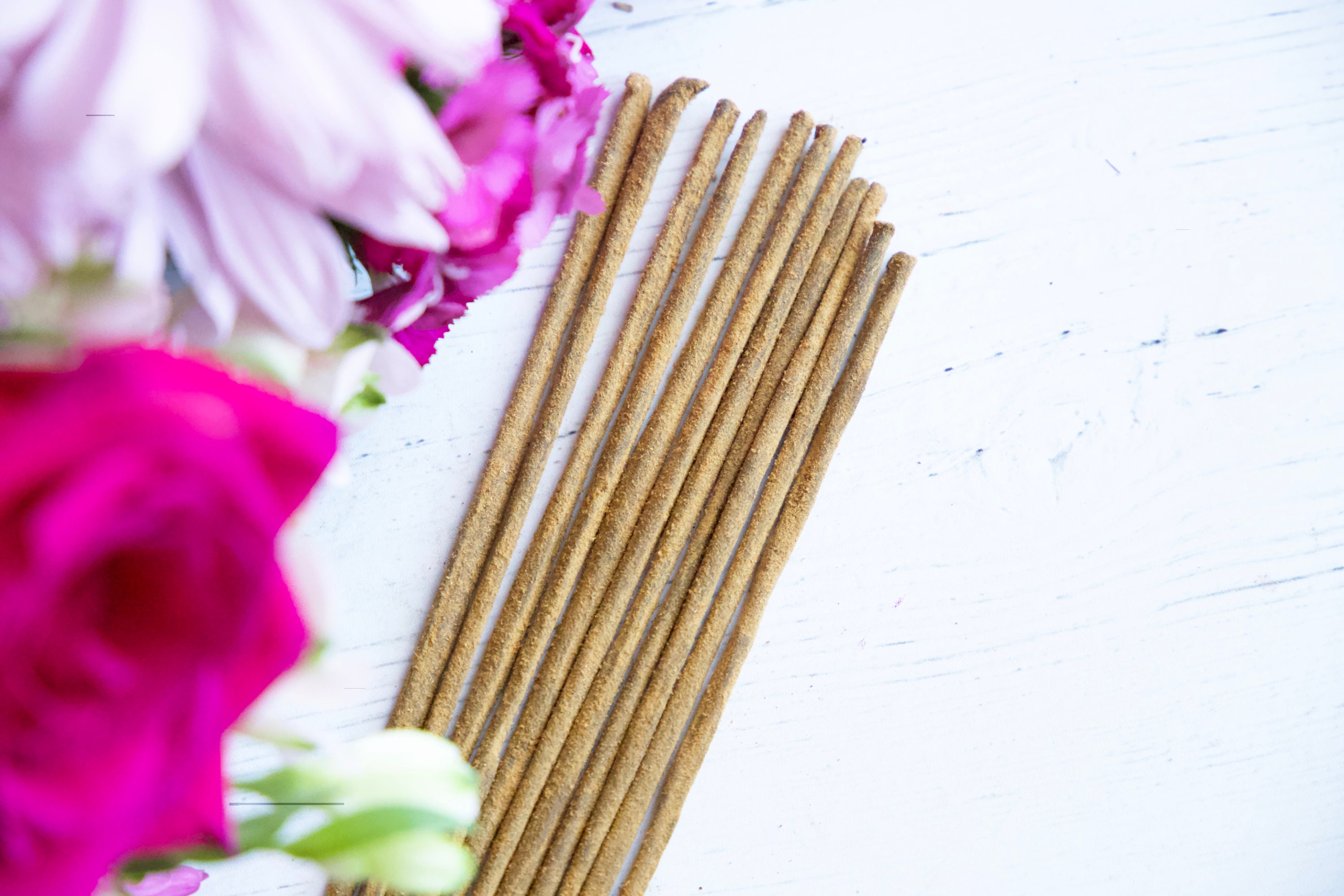 Amber Musk Incense Sticks – Sweet, Earthy and Warm Aromatic Blend for Grounding, Calm and Energy Work | 15g Pack for Ritual or Relaxation
