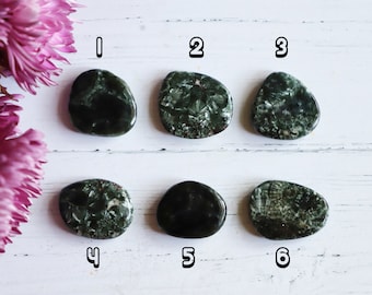 Seraphinite Mini Palmstone, Angel Wings, Crystal Healing, Spiritual Enlightenment