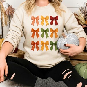 Bluza z kokardą Coquette: Przytulny sweter w jesiennych kolorach