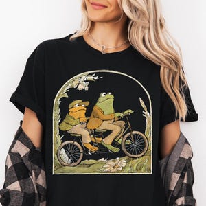 Frog And Toad T-shirt, Classic Book Sweatshirts, Cottagecore Aesthetic Shirt, Book Lover Gift, Man I Love Frog Tee, Graphic tee