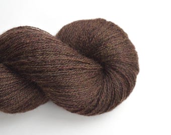 Hilo reciclado de lana merino extrafina con peso de encaje en color marrón nogal, lote 031225