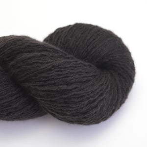 Schweres Lace Weight Kaschmir-Recyclinggarn in Espresso-Braun, recycelt und umweltfreundlich, Lot 070325