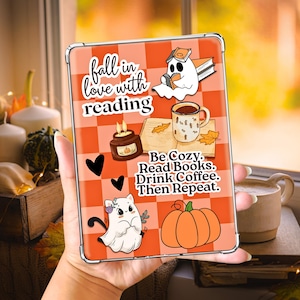 Könnte beinhalten: Eine Handyhülle mit einem orange-weiß karierten Muster. Die Hülle zeigt Illustrationen eines Geistes, der ein Buch liest, einer Geisterkatze, eines Kürbisses, einer Kaffeetasse und den Text "Fall in love with reading" und "Be Cozy. Read Books. Drink Coffee. Then Repeat."