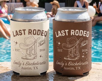 Può includere: Due portabicchieri, uno color crema e uno marrone, con la scritta "LAST RODEO" e una grafica di cappello e stivali da cowboy. Il testo "Emily's Bachelorette, Austin, TX" è stampato anche sui portabicchieri. L'anno "2026" è stampato.