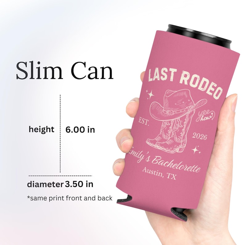 以下が含まれることがあります： 「LAST RODEO」の文字とカウボーイハットとブーツのグラフィックが描かれたピンク色のスリム缶クーラー。クーラーの高さは15.24cm、直径は8.89cmです。「Emily's Bachelorette, Austin, TX」の文字も印刷されています。