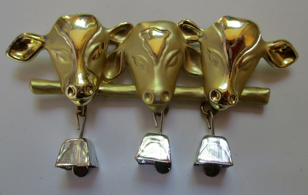 Grand traîneau vintage avec vache et cheval, cloches, bronze, riche
