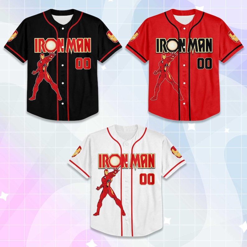 Puede incluir: Tres camisetas de b&eacute;isbol en negro, rojo y blanco, cada una con el texto "IRON MAN" en dorado y el n&uacute;mero "00" en rojo. Las camisetas tienen un gr&aacute;fico de Iron Man rojo y dorado en la parte delantera y el logotipo de Iron Man en las mangas.