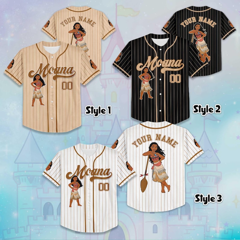 Pode incluir: Camisas de beisebol em tr&ecirc;s estilos, com a personagem Moana. O estilo 1 &eacute; bege com riscas castanhas, o estilo 2 &eacute; preto com riscas castanhas e o estilo 3 &eacute; branco com riscas castanhas. Cada camisa tem "Moana" e "00" na frente.