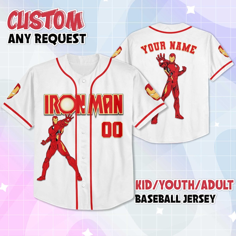 Puede incluir: Camiseta de b&eacute;isbol blanca con detalles rojos, con el texto "IRON MAN" y un gr&aacute;fico rojo y dorado. La camiseta incluye el n&uacute;mero "00" y el texto "YOUR NAME" en la espalda. Tambi&eacute;n se ve el texto "CUSTOM ANY REQUEST" y "KID/YOUTH/ADULT BASEBALL JERSEY".