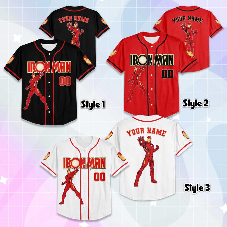 Puede incluir: Camisetas de b&eacute;isbol en negro, rojo y blanco, cada una con el personaje de Iron Man. Las camisetas muestran "IRON MAN" y el n&uacute;mero "00", con la opci&oacute;n de agregar un nombre. El dise&ntilde;o incluye detalles en rojo y dorado.