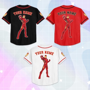 Puede incluir: Tres camisetas de b&eacute;isbol en negro, rojo y blanco. Cada camiseta presenta el texto "YOUR NAME" en la espalda y un gr&aacute;fico de Iron Man rojo. Las mangas tienen detalles dorados y rojos.