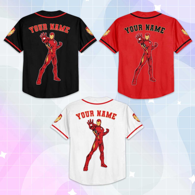 Puede incluir: Tres camisetas de b&eacute;isbol en negro, rojo y blanco. Cada camiseta presenta el texto "YOUR NAME" en la espalda y un gr&aacute;fico de Iron Man rojo. Las mangas tienen detalles dorados y rojos.
