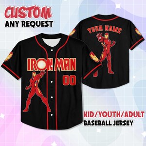 Puede incluir: Camiseta de b&eacute;isbol negra con detalles rojos y dorados, con "IRON MAN" en letras rojas y el n&uacute;mero "00". La camiseta incluye un gr&aacute;fico de Iron Man y el texto "CUSTOM ANY REQUEST" y "KID/YOUTH/ADULT BASEBALL JERSEY".