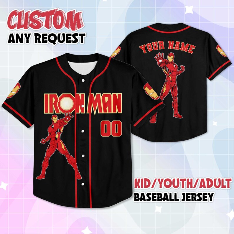 Puede incluir: Camiseta de b&eacute;isbol negra con detalles rojos y dorados, con "IRON MAN" en letras rojas y el n&uacute;mero "00". La camiseta incluye un gr&aacute;fico de Iron Man y el texto "CUSTOM ANY REQUEST" y "KID/YOUTH/ADULT BASEBALL JERSEY".