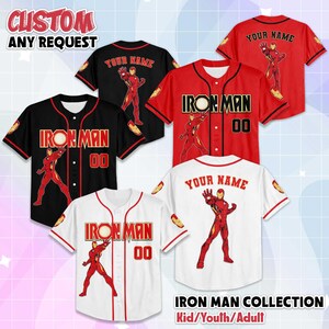Puede incluir: Camisetas de b&eacute;isbol en negro, rojo y blanco con gr&aacute;ficos de Iron Man. Cada camiseta presenta el texto "IRON MAN" y el n&uacute;mero "00". Las camisetas tambi&eacute;n tienen el texto "YOUR NAME" en la espalda. La imagen tambi&eacute;n incluye el texto "CUSTOM ANY REQUEST" y "IRON MAN COLLECTION Kid/Youth/Adult".