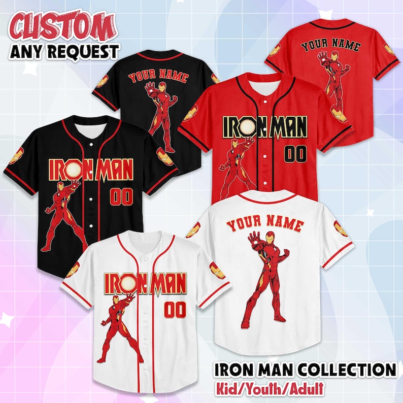 Puede incluir: Camisetas de b&eacute;isbol en negro, rojo y blanco con gr&aacute;ficos de Iron Man. Cada camiseta presenta el texto "IRON MAN" y el n&uacute;mero "00". Las camisetas tambi&eacute;n tienen el texto "YOUR NAME" en la espalda. La imagen tambi&eacute;n incluye el texto "CUSTOM ANY REQUEST" y "IRON MAN COLLECTION Kid/Youth/Adult".