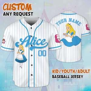Könnte beinhalten: Weißes Baseball-Trikot mit hellblauen Nadelstreifen und Akzenten. Es zeigt den Namen "Alice" in hellblauer Schrift, die Nummer "00" und eine Illustration von Alice im Wunderland. Auf der Rückseite steht "YOUR NAME" und eine weitere Alice-Illustration. Der Text lautet "CUSTOM ANY REQUEST" und "KID/YOUTH/ADULT BASEBALL JERSEY".