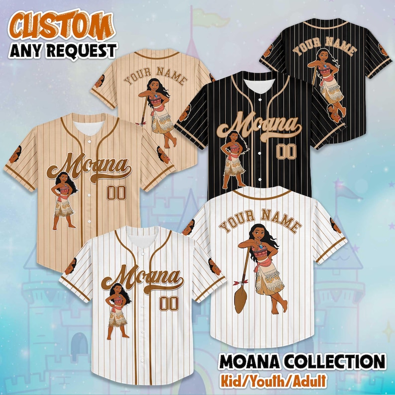 Pode incluir: Camisas de beisebol com tema Moana, com a imagem da personagem e a op&ccedil;&atilde;o de personalizar com nome e n&uacute;mero. As camisas est&atilde;o dispon&iacute;veis em v&aacute;rias cores, incluindo preto, branco e bege, com designs listrados e lisos. O texto "Moana Collection" tamb&eacute;m &eacute; vis&iacute;vel.