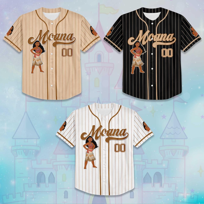 Pode incluir: Tr&ecirc;s camisas de beisebol com a palavra "Moana" e um personagem de desenho animado. As camisas s&atilde;o bege, pretas e brancas com listras marrons. Cada camisa tem o n&uacute;mero "00" na frente.