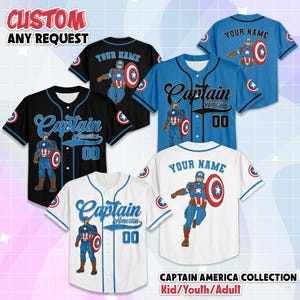 Op de afbeelding: Honkbalshirts in zwart, blauw en wit, met Captain America-graphics. Elk shirt heeft een uniek ontwerp, met de tekst "Captain America" en het nummer "00". De tekst "YOUR NAME" is ook zichtbaar op sommige shirts. De afbeelding bevat ook de tekst "CUSTOM ANY REQUEST" en "CAPTAIN AMERICA COLLECTION Kid/Youth/Adult".