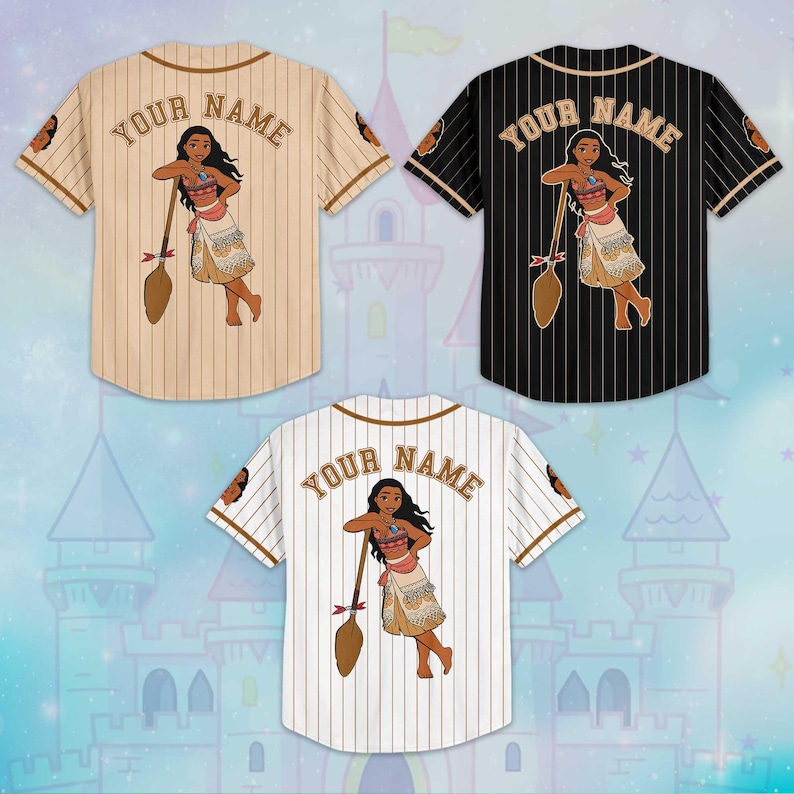 Pode incluir: Tr&ecirc;s camisas de beisebol com um design de personagem de desenho animado. Uma &eacute; bege com listras marrons, outra &eacute; preta com listras brancas e a terceira &eacute; branca com listras marrons. Cada camisa tem o texto "YOUR NAME" nas costas.