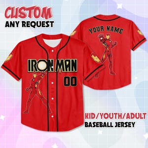 Puede incluir: Camiseta de b&eacute;isbol roja con ribetes negros, con "IRON MAN" en letras doradas, el n&uacute;mero "00" y un gr&aacute;fico de Iron Man. La parte trasera muestra un gr&aacute;fico de Iron Man y "YOUR NAME". Tambi&eacute;n se ve el texto "CUSTOM ANY REQUEST" y "KID/YOUTH/ADULT BASEBALL JERSEY".