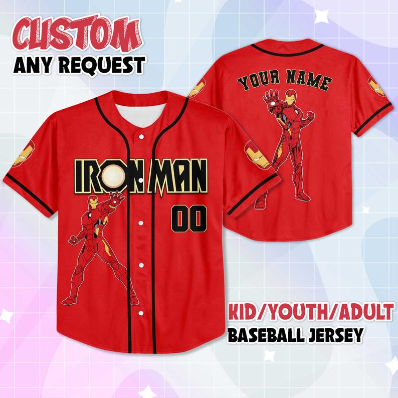 Puede incluir: Camiseta de b&eacute;isbol roja con ribetes negros, con "IRON MAN" en letras doradas, el n&uacute;mero "00" y un gr&aacute;fico de Iron Man. La parte trasera muestra un gr&aacute;fico de Iron Man y "YOUR NAME". Tambi&eacute;n se ve el texto "CUSTOM ANY REQUEST" y "KID/YOUTH/ADULT BASEBALL JERSEY".