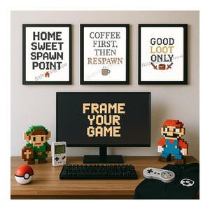 Puede incluir: Una configuración de habitación con temática de juegos con impresiones artísticas de píxeles enmarcadas con frases como "Home Sweet Spawn Point" y "Coffee First, Then Respawn". Un monitor de computadora muestra "Frame Your Game".
