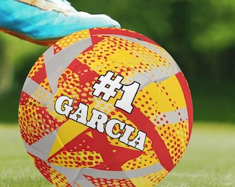Pallone da calcio personalizzato con nome e numero, a pois rossi e gialli, un ricordo sportivo unico, perfetto per allenamenti e partite, ideale per decorare la stanza a tema sportivo.
