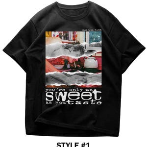 Puede incluir: Camiseta negra con un diseño gráfico. El diseño incluye una imagen en blanco y negro de una persona con un cigarrillo, una tetera y el texto "you're only as sweet as you taste". El texto "malcolm todd" está encima de la imagen. Las palabras "STYLE #1" están en la parte inferior.