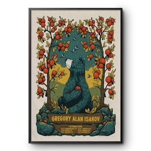 Könnte beinhalten: Ein gerahmtes Konzertplakat mit einem dunkelblauen Bären, der zwischen zwei mit Orangen behangenen Bäumen sitzt. Der Text lautet GREGORY ALAN ISAKOV, OCTOBER 2026, sowie eine Liste von Tourdaten. Der Hintergrund zeigt einen gelben Himmel.