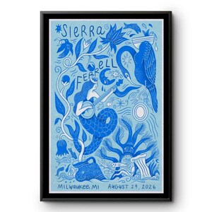Op de afbeelding: Een ingelijste poster met blauw-witte illustraties van een zeemeermin die banjo speelt, een grote vogel, vissen en bloemmotieven. De tekst luidt SIERRA FERRELL, MILWAUKEE, MI en AUGUST 29, 2026, tegen een lichtblauwe achtergrond.
