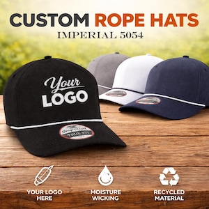Puede incluir: Varios sombreros personalizados con cuerda en negro, gris, blanco y azul marino, cada uno con un detalle de cuerda blanca. El sombrero negro muestra el texto "Your Logo". La imagen también destaca la absorción de humedad y el material reciclado.