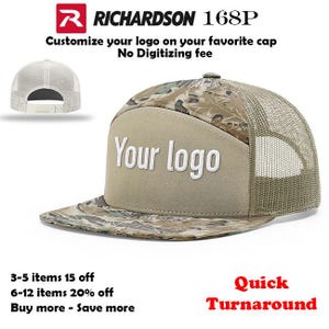 Könnte beinhalten: Eine Trucker-Mütze mit Tarnmuster und einem beigefarbenen Frontpanel mit dem weißen Text "Your logo". Die Mütze hat einen Mesh-Rücken und einen gebogenen Schirm. Das Bild zeigt auch eine kleinere Mütze von hinten.