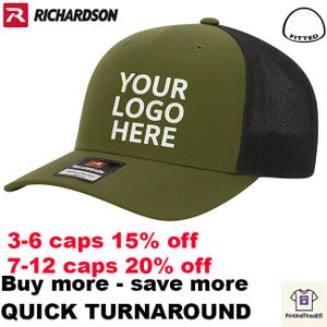 Peut inclure: Casquette de camionneur vert olive et noir avec le texte "YOUR LOGO HERE" en blanc. La casquette a un dos en filet et une visière incurvée. Le logo de la marque Richardson est visible en haut à gauche.
