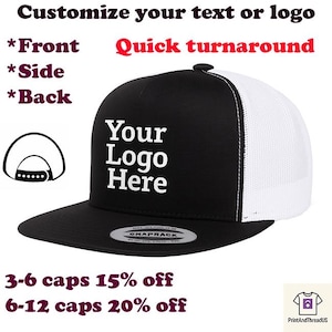 Könnte beinhalten: Schwarze und weiße Trucker-Cap mit dem Text "Your Logo Here" auf der Vorderseite. Die Cap hat einen schwarzen Schirm und eine Krone mit einem weißen Mesh-Rücken. Der Text "Customize your text or logo" und "Quick turnaround" sind ebenfalls sichtbar.