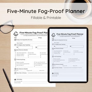 Może przedstawiać: Cyfrowy planer zatytułowany "Five-Minute Fog-Proof Planner", do wypełnienia i wydrukowania. Planer zawiera sekcje dotyczące codziennych zadań, poziomu energii i list kontrolnych. Widoczny jest również długopis, okulary i filiżanka kawy.
