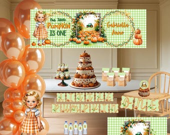 Könnte beinhalten: Eine festliche Party zum ersten Geburtstag mit Kürbis-Thema. Enthält eine mehrstöckige Torte, Luftballons, Banner und dekorative Elemente. Das Farbschema ist orange, grün und gold, mit einem Fokus auf Kürbissen und einem Traktormotiv. Das Banner lautet "One Little Pumpkin is One".