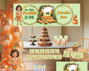 Könnte beinhalten: Eine festliche Partydekoration zum ersten Geburtstag mit Kürbis-Thema. Enthält eine mehrstöckige Torte, Luftballons, Banner und einen Hintergrund mit dem Text "One Little Pumpkin is One" und "Gabriella Anne". Das Farbschema ist orange, grün und weiß.