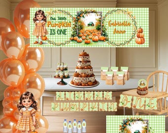 Könnte beinhalten: Eine festliche Szene für den ersten Geburtstag mit orangefarbenen Luftballons, einer mehrstöckigen Torte und einem Banner mit der Aufschrift "Our Little Pumpkin is One". Das Thema umfasst Kürbisse, einen Traktor und ein grün-weißes Karomuster.