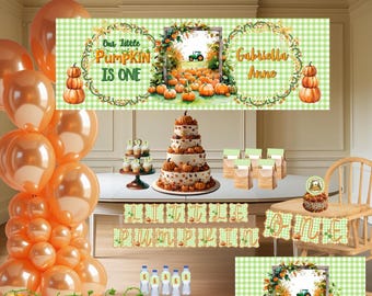 Könnte beinhalten: Eine festliche Party-Dekoration zum Thema Kürbis mit Luftballons, einer mehrstöckigen Torte und einem Banner mit der Aufschrift "Our Little Pumpkin Is One" und "Gabriella Anne". Die Szene umfasst einen Hochstuhl, Cupcakes und dekorative Kürbisse.