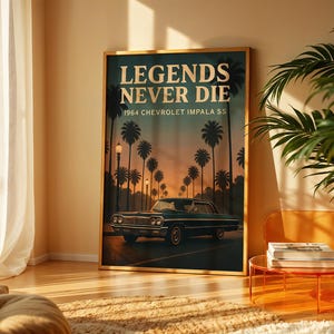 以下が含まれることがあります： 「LEGENDS NEVER DIE」と「1964 CHEVROLET IMPALA SS」の文字が入った額入りのポスター。夕焼け空の下、ヤシの木が並ぶ道を走るクラシックカーが描かれています。ポスターは金のフレームに入っています。