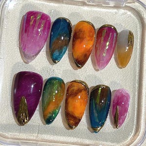 Uñas postizas con efecto mármol pintadas a mano: Diseño abstracto de uñas con borde metálico imagen 2