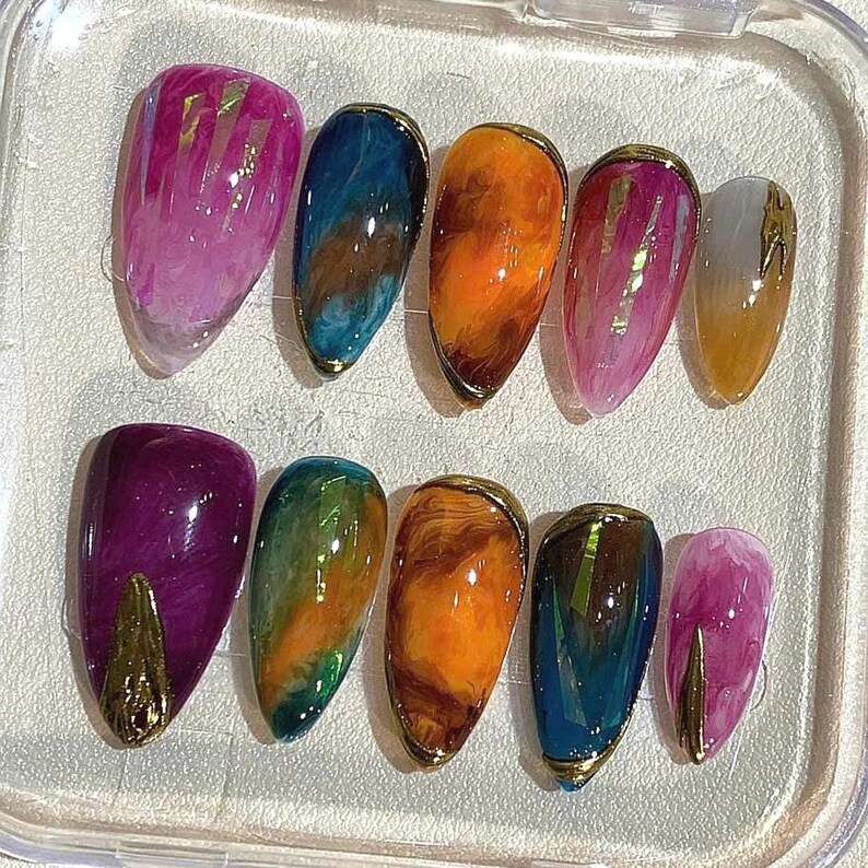 Uñas postizas con efecto mármol pintadas a mano: Diseño abstracto de uñas con borde metálico imagen 2