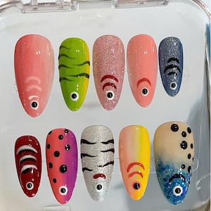 Kleurrijke vispers op nagels | Handgeschilderde oceaannailart | Leuke zomerse nepnagels | Tropische cartoonnagels | Leuk cadeau nagelset