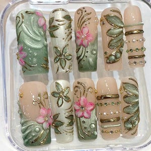 Uñas postizas verdes con diseño floral de ojo de gato, arte en pan de oro 3D, lujosa colección de jardín primaveral.