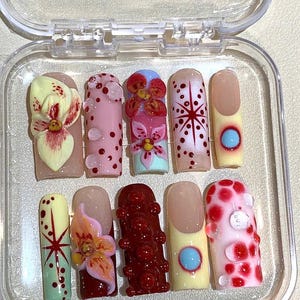 Colorful 3D Floral Press On Nails – Retro Pop Art Fake Nails with Dots & Flowers – Handmade Funky Nail Art for Y2K And Bold Style
