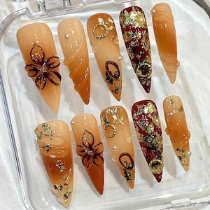 Uñas postizas color caramelo con lámina dorada – Elegante juego de uñas de otoño
