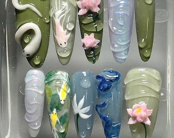 Uñas postizas 3D con diseño de estanque koi y jardín acuático con flor de loto