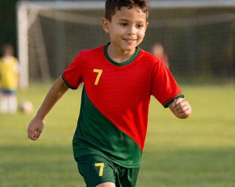 Completo da calcio personalizzato Portogallo 2026 per bambini, composto da maglia e pantaloncini, con nome e numero personalizzabili.